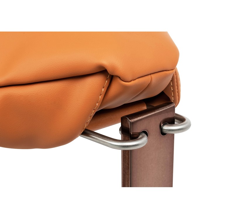 Fotel ARNI LOW z podnóżkiem - pomarańczowa ekoskóra, podstawa ciemna miedziana