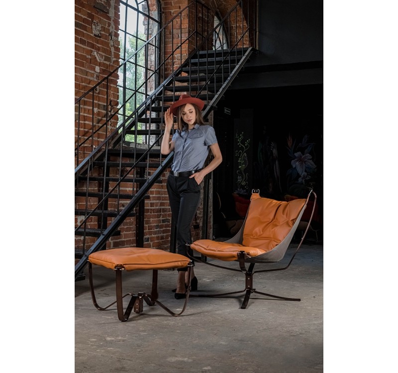 Fotel ARNI LOW z podnóżkiem - pomarańczowa ekoskóra, podstawa ciemna miedziana