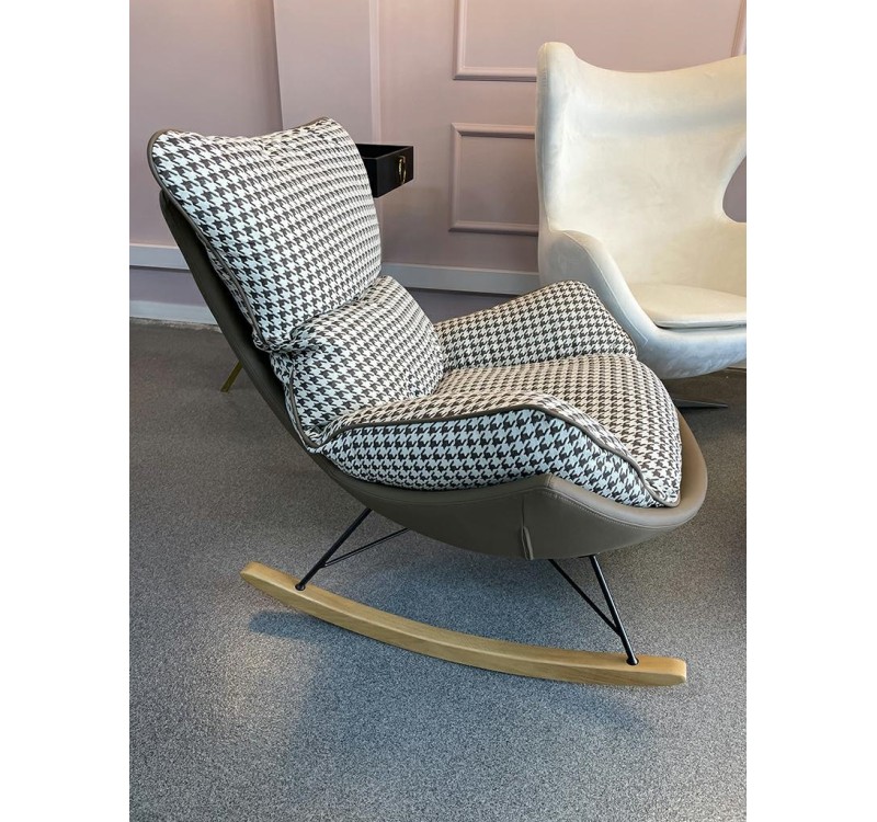 Fotel bujany OTILIA brązowa pepitka -  drewniane płozy, ekoskóra