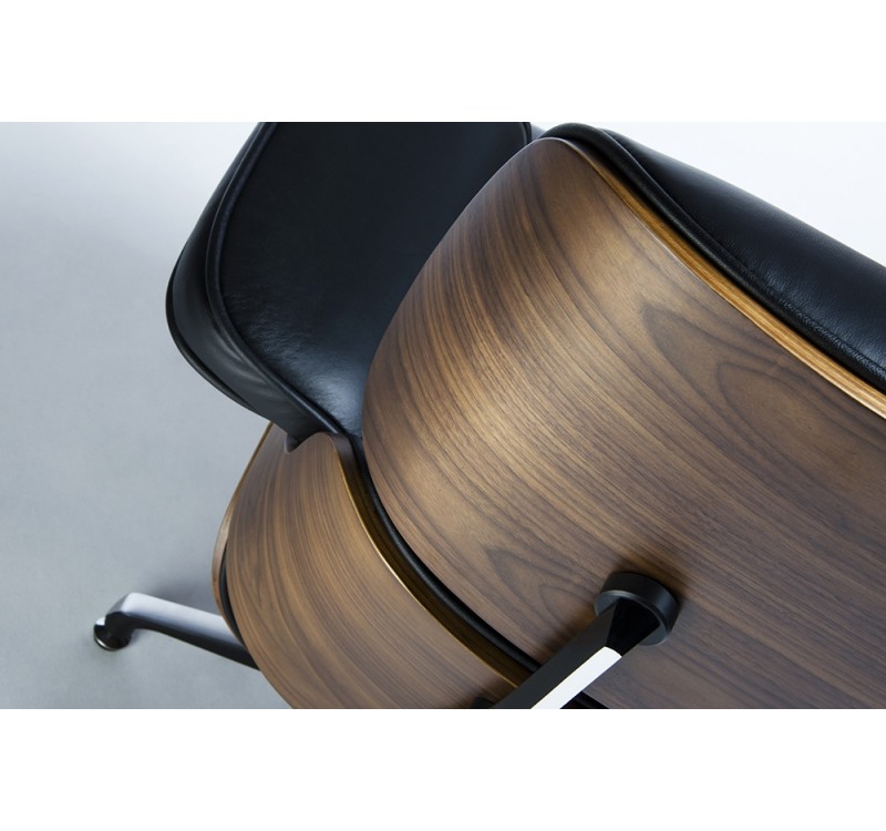 Fotel LOUNGE czarny / orzech z podnóżkiem