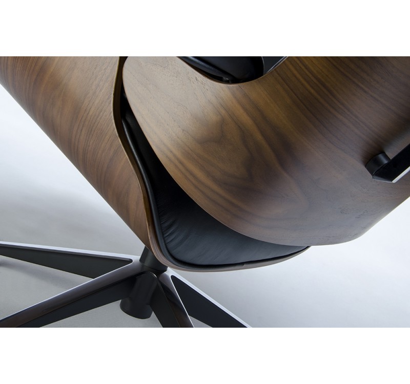 Fotel LOUNGE czarny / orzech z podnóżkiem